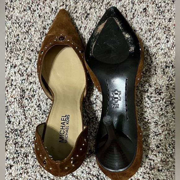 MICHAEL KORS BROWN SUEDE LEATHER
POINTY TOE STUDS PUMP SIZE WOMEN'S 7M - Picture 2 of 5